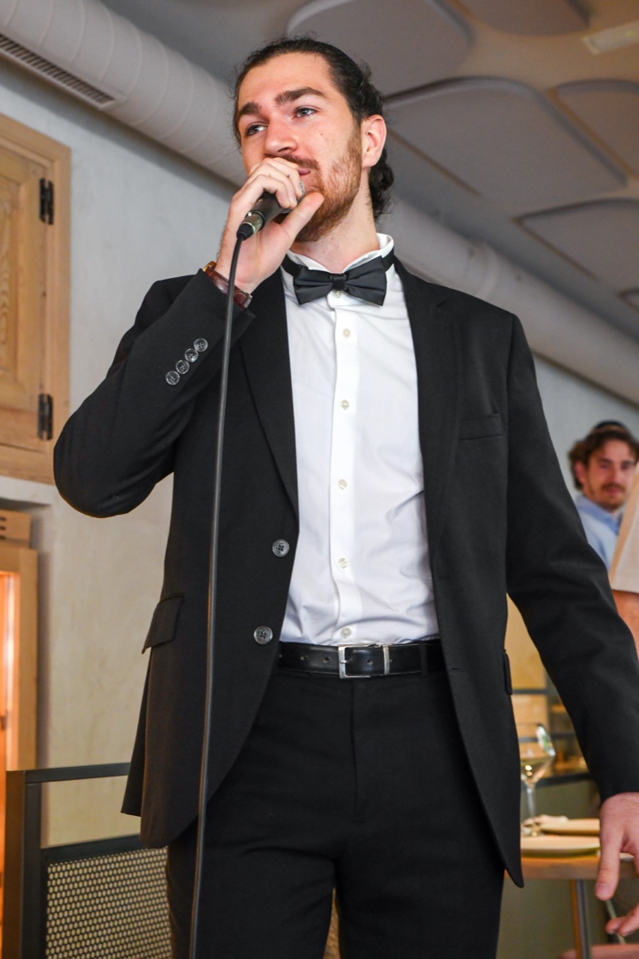 Daniel Shay singing at a Jewish wedding ceremony